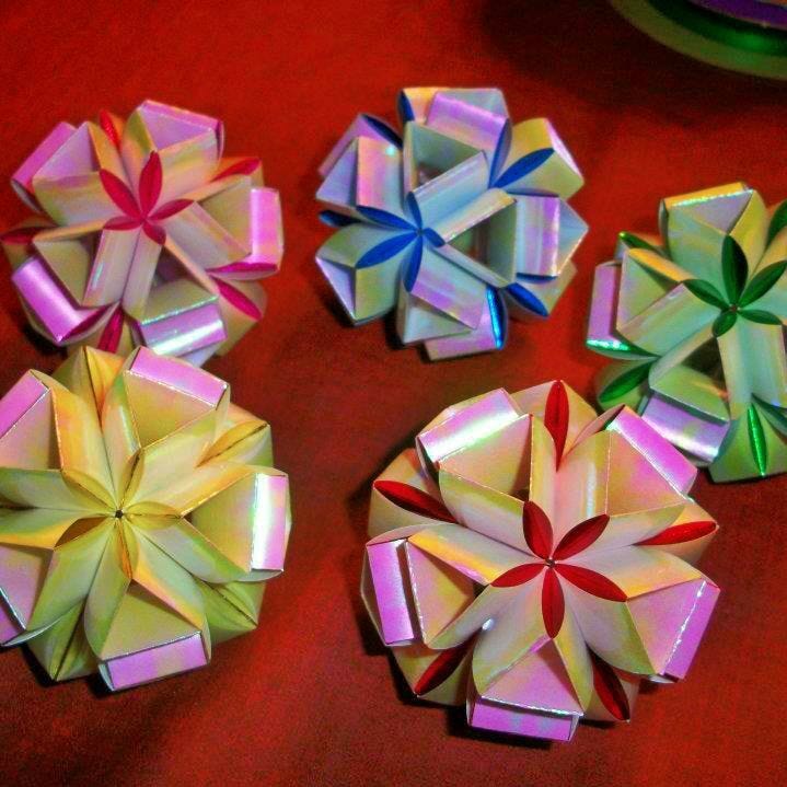 Icosahedrons Origami red background with 5 snapology origami wrapping paper ribbons