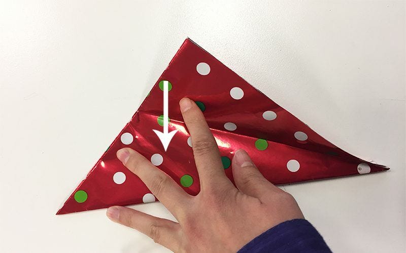 Red wrapping paper triangle 