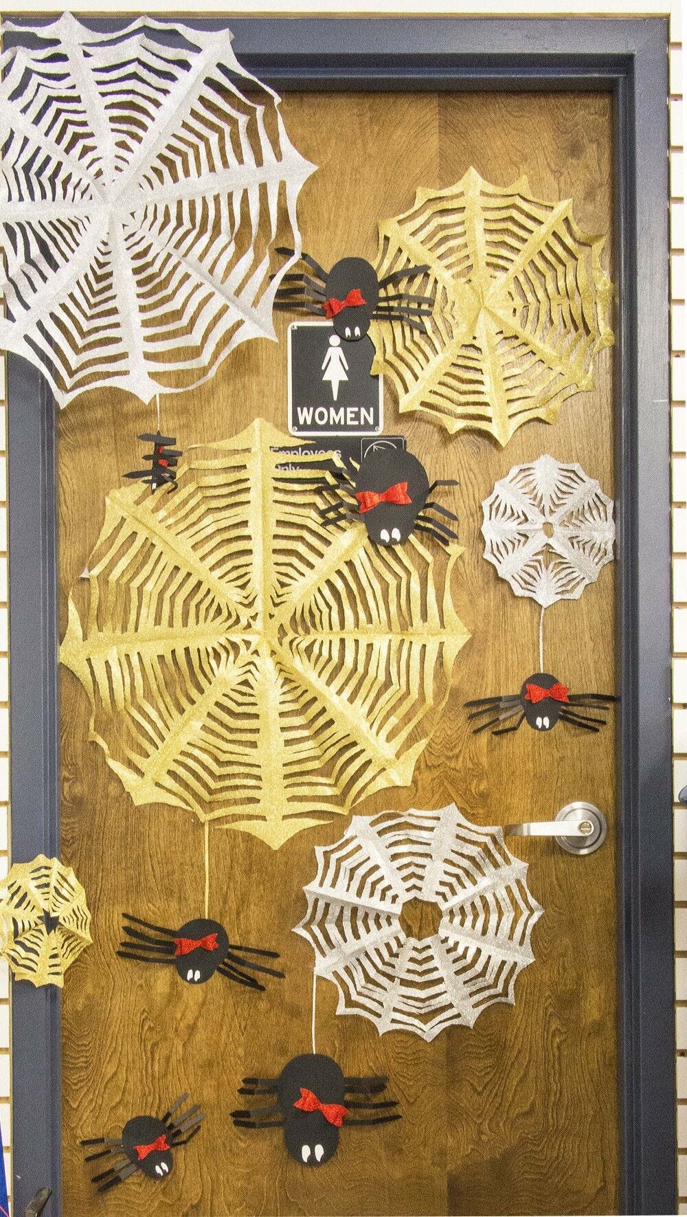 Halloween Door Decoration, diy halloween decorations, spiders, spider webs